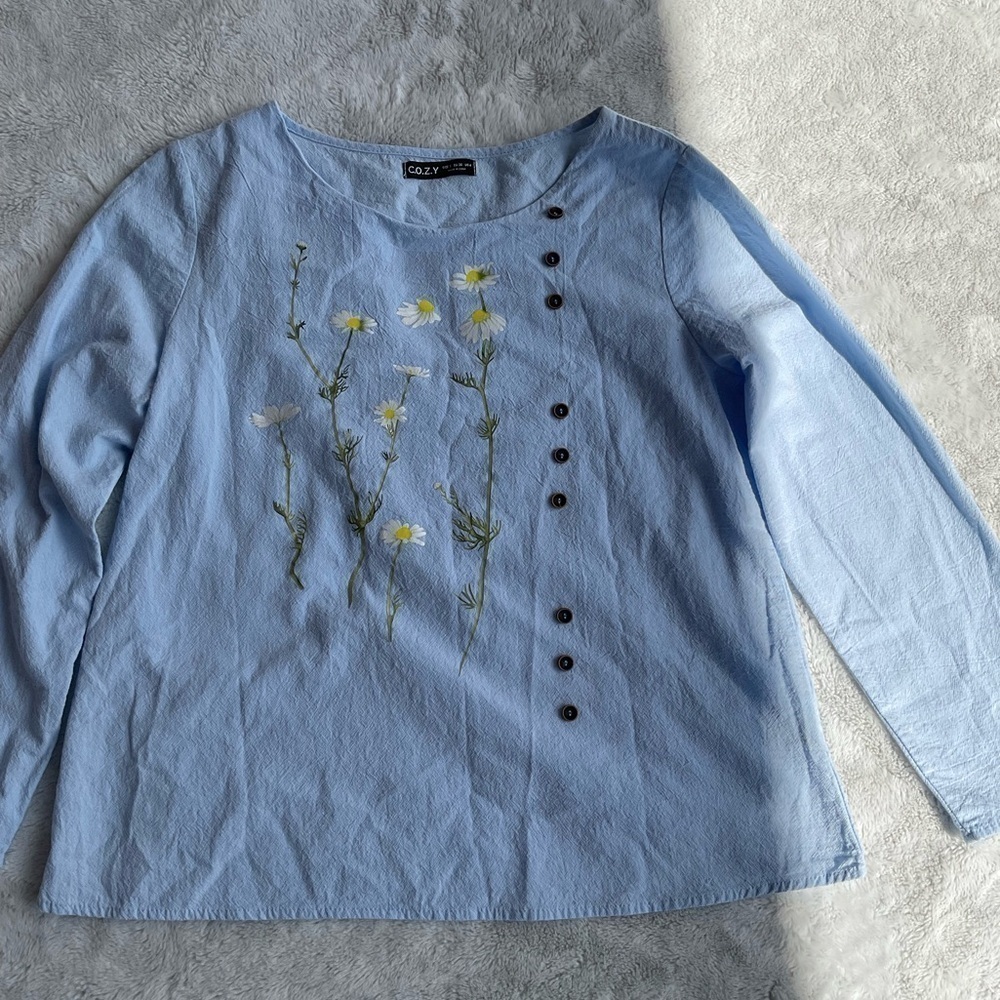 Cozy Casual top. Blue with Daisies. Long sleeve. Size Small